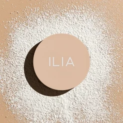 FADE INTO YOU - Soft Focus Finishing Powder - ILIA - Puder