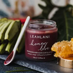 Honey Love - Sanftes Peeling aus Fruchtsäuren, entgiftender Tonerde und mineralischen Kristallen und heilendem Honig